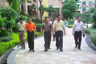 考察團在藍波灣小區(qū)內參觀